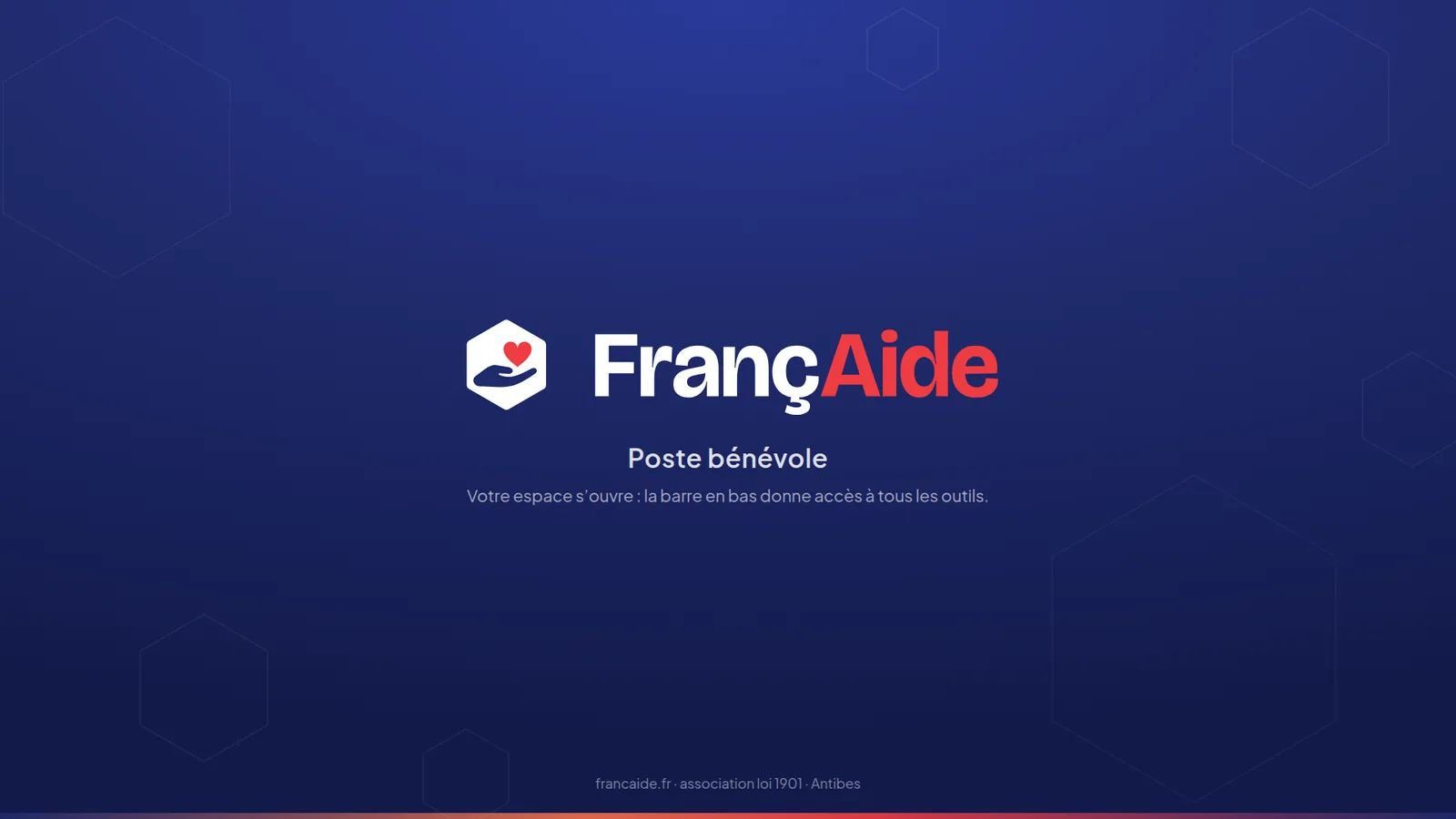 Le bureau de la clé FrançAide : fond aux couleurs de l’association et barre d’outils en bas de l’écran